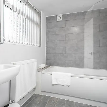 Three Bedroom House - Garden - Parking - Wifi - Netflix - Top Rated - 11T Birmingham Exterior photo