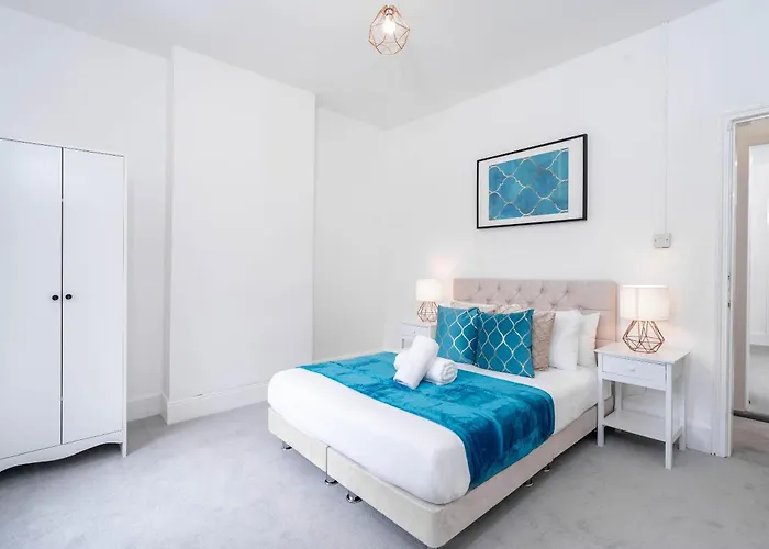 Three Bedroom House - Garden - Parking - Wifi - Netflix - Top Rated - 11T