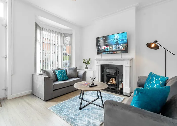 Three Bedroom House - Garden - Parking - Wifi - Netflix - Top Rated - 11T