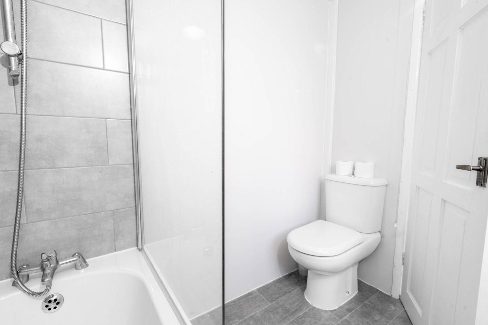 Сasa de vacaciones Three Bedroom House - Garden - Parking - Wifi - Netflix - Rated - 11t