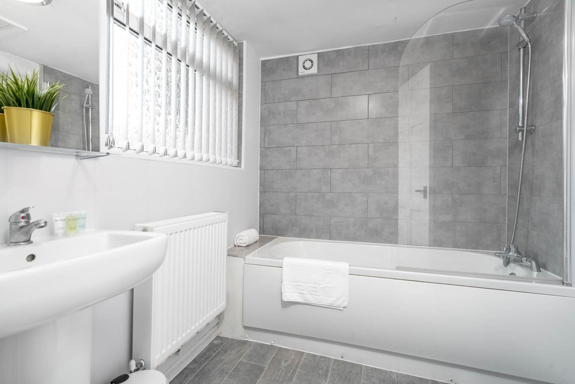Сasa de vacaciones Three Bedroom House - Garden - Parking - Wifi - Netflix - Rated - 11t *